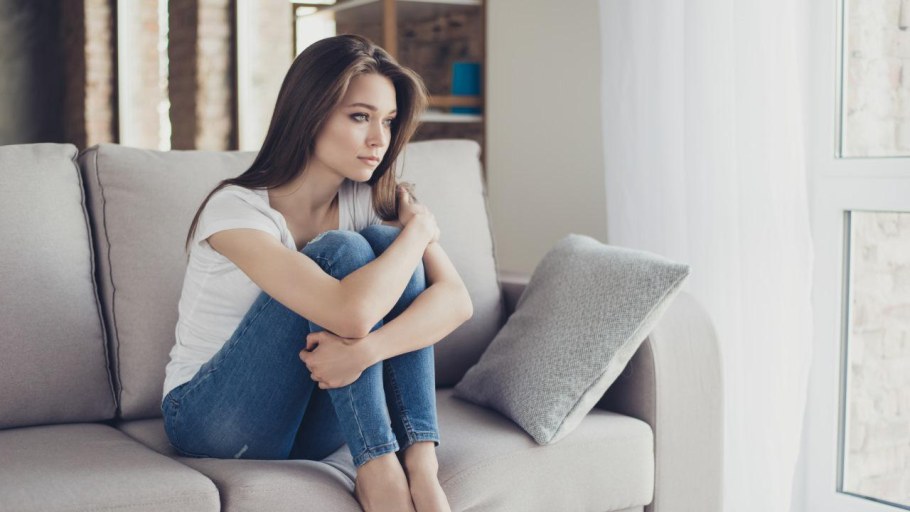 Девушки сидя на диване