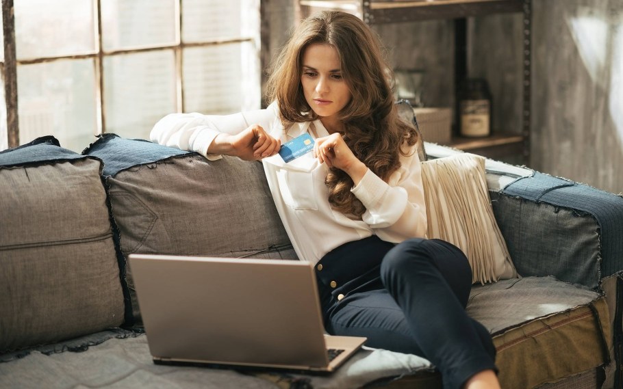 Женщина на диване с ноутбуком