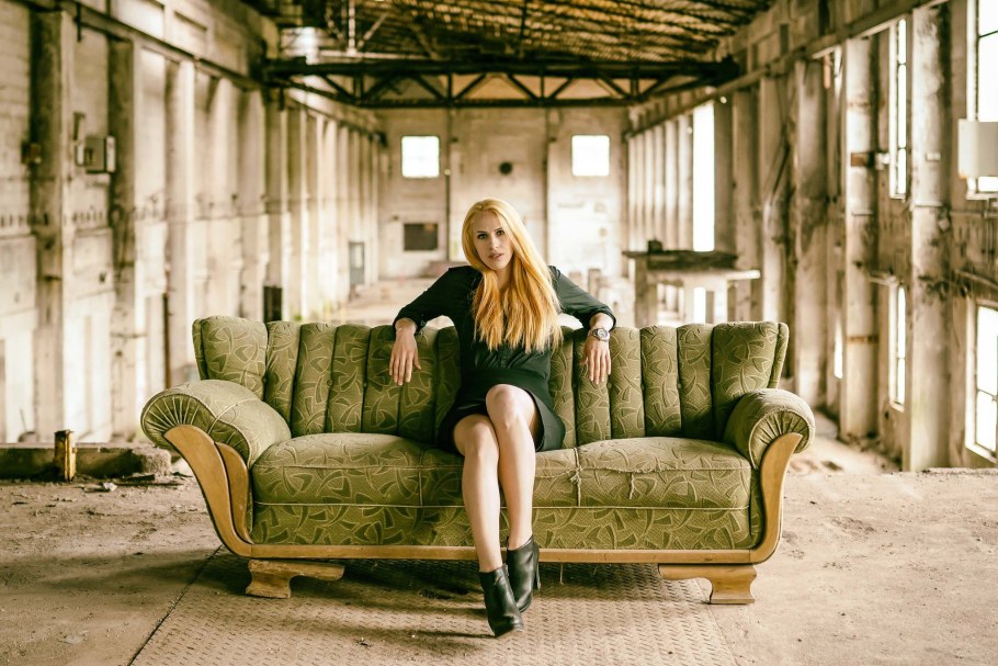 Девушка чиллит на диване