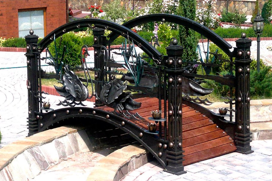 Кованый мостик в ландшафтном дизайне