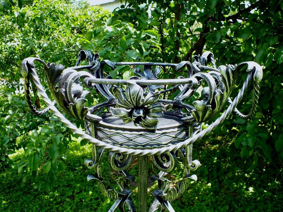Кованые цветочницы