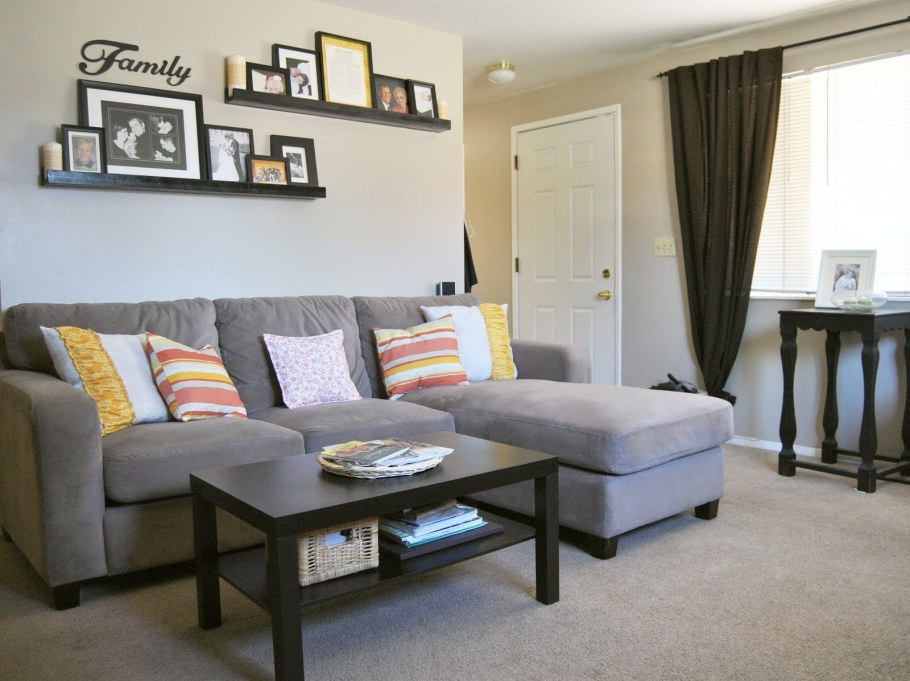 Полочки над диваном в гостиной