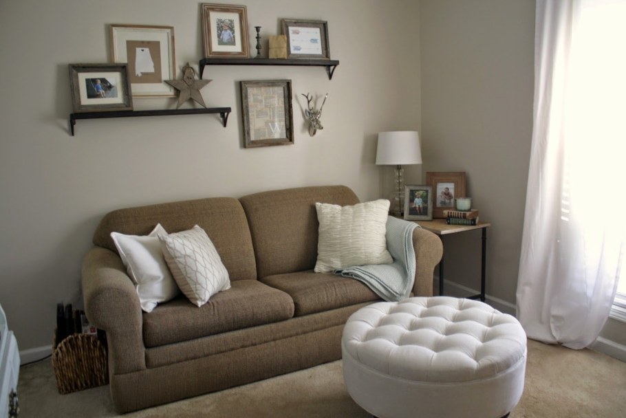 Полочки над диваном в интерьере