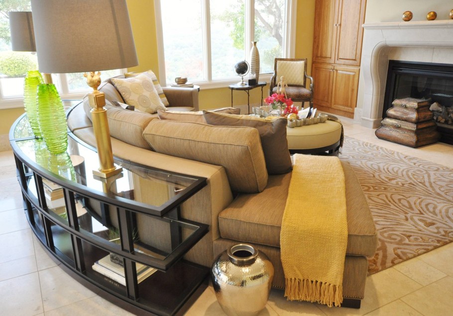 Консоль за диваном в гостиной