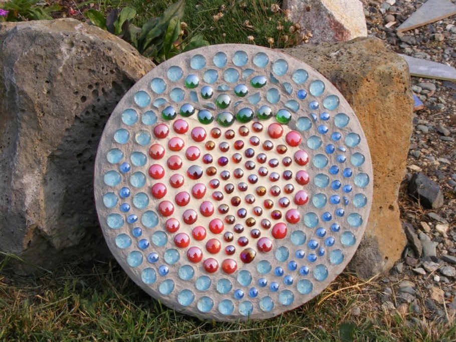 Клумба из крышек