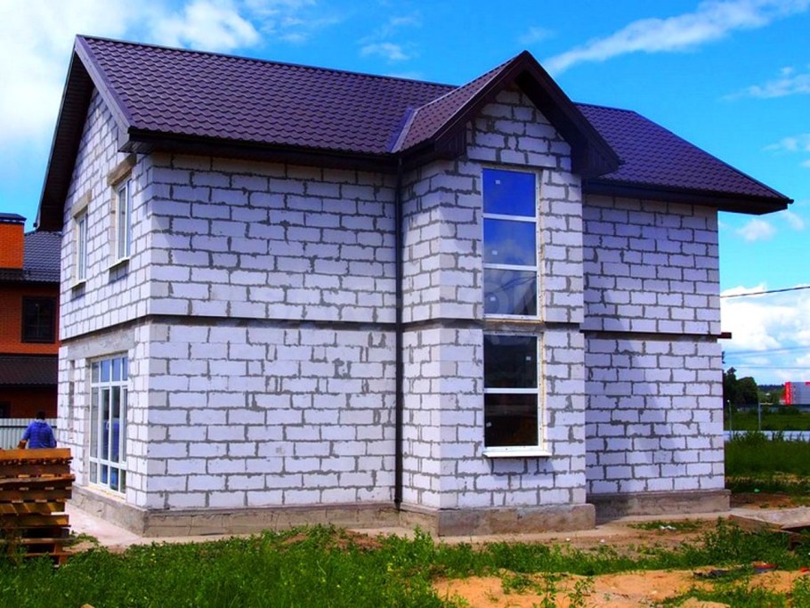 Дом первый этаж блоки второй сруб