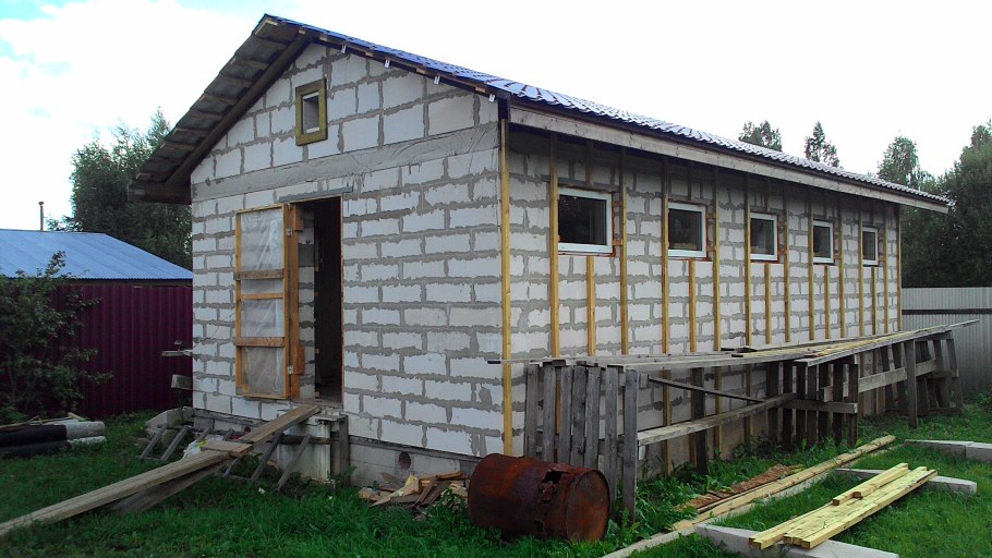 Дом с мансардой из керамзитобетонных блоков