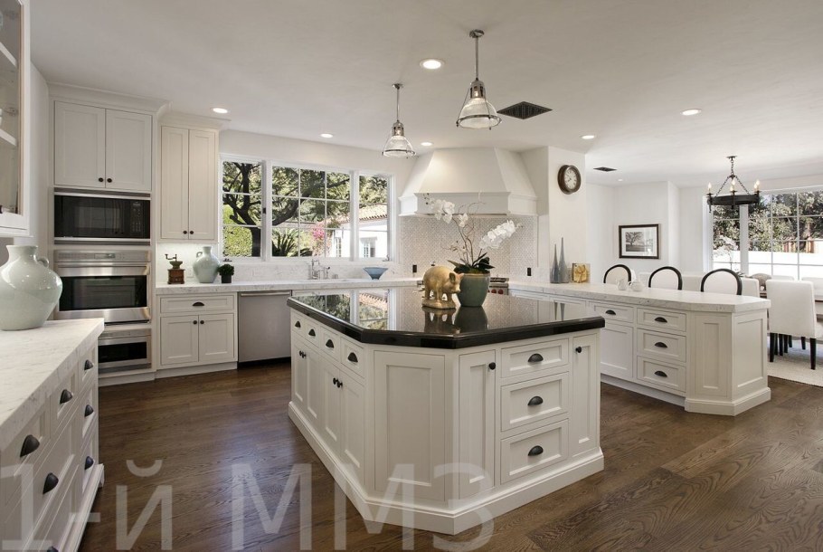 Красивая белая кухня