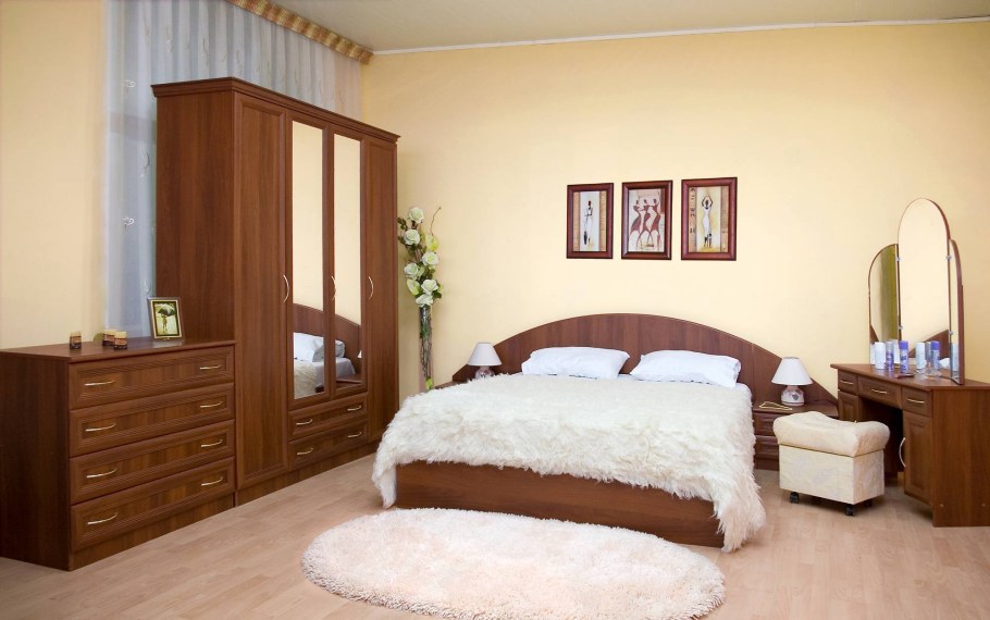 Спальня с рыжей мебелью