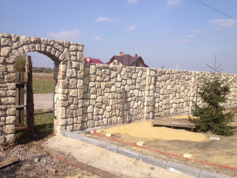 Забор из камня