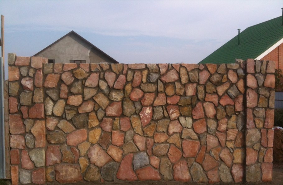 Забор из камня