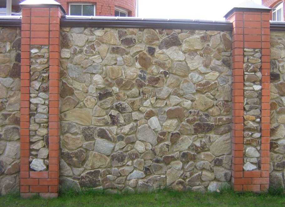 Забор из речного камня