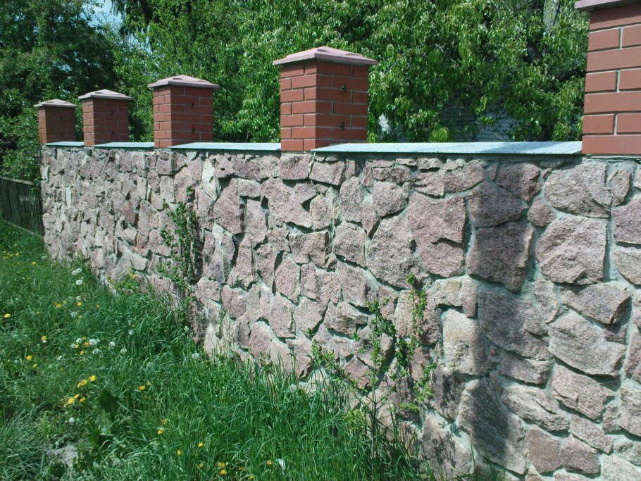 Забор из бутового камня