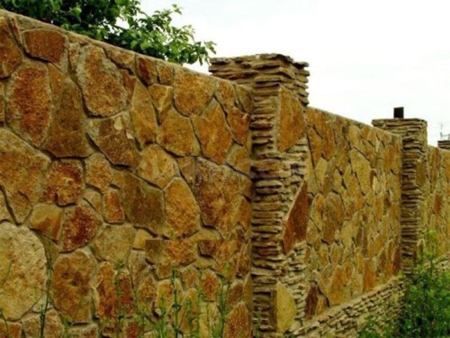 Забор из камней валунов