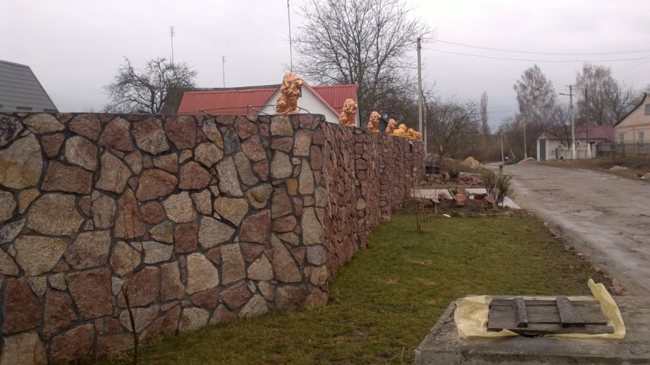Забор из дикого камня