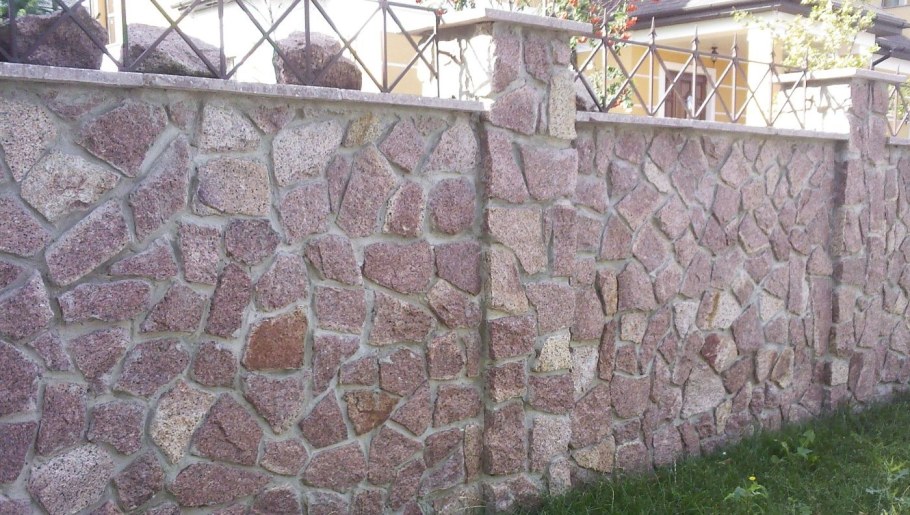 Айди каменного забора