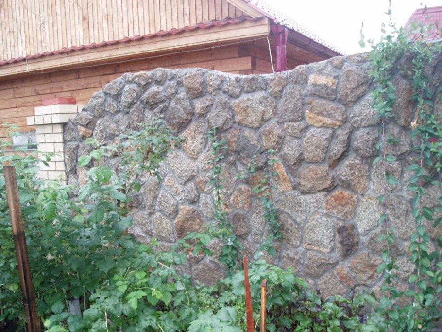Забор из бутового камня