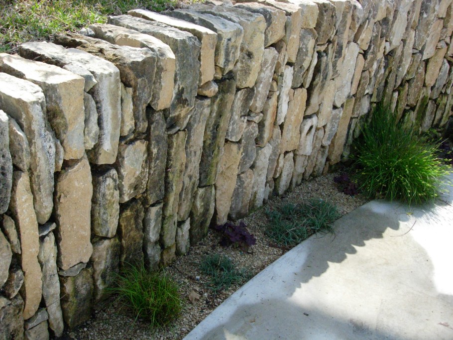 Бутовый камень подпорная стена