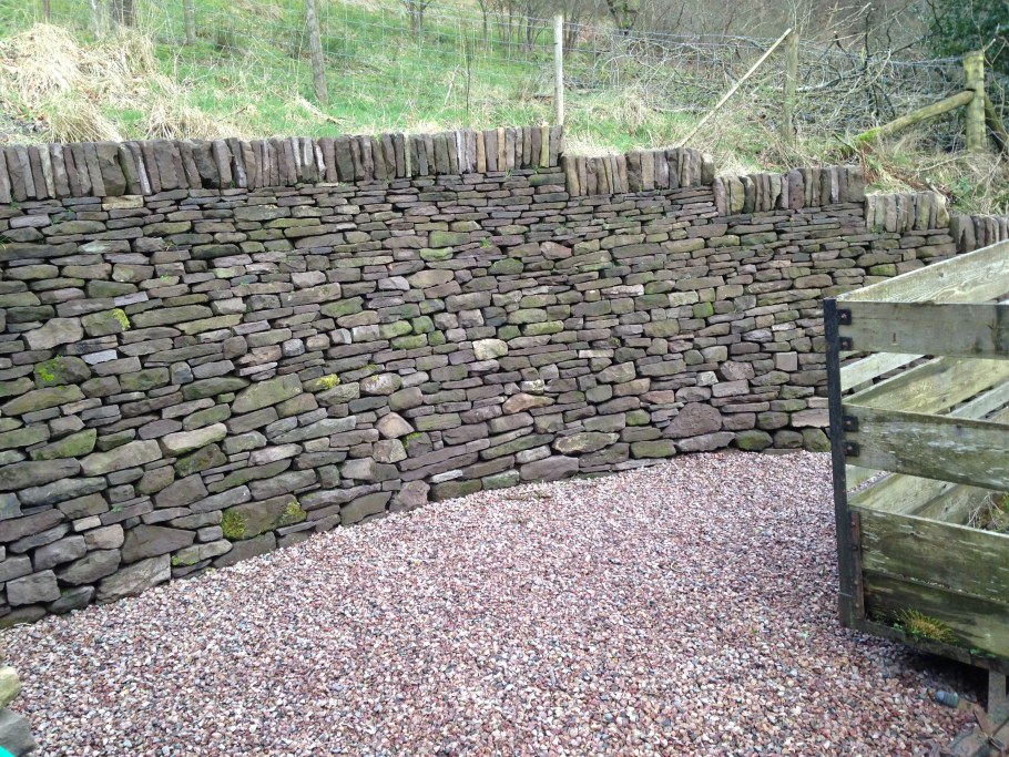 Забор из валунов