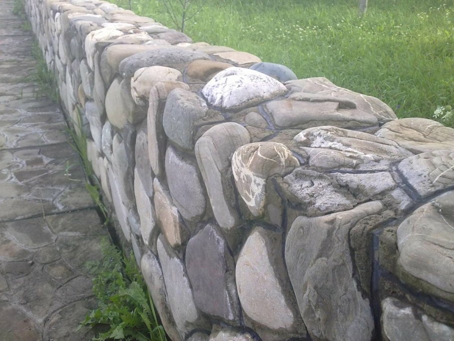 Камень плитняк забор