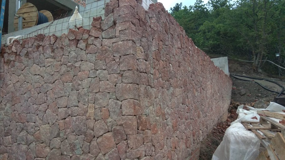 Забор из камня подпорная стена