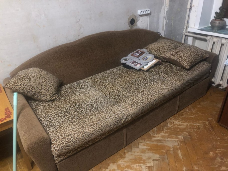 Старые кожаные диваны даром