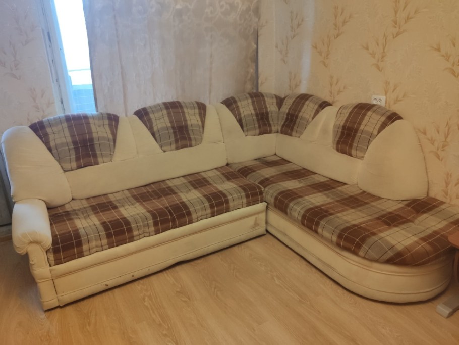 Отдам кожаный диванчик даром