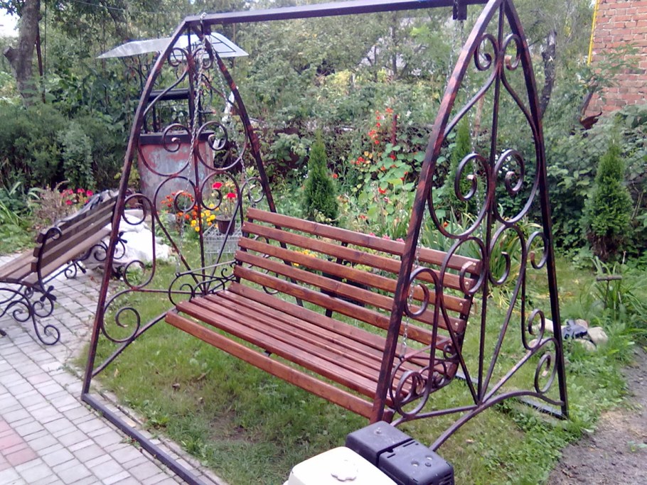 Качели с коваными элементами