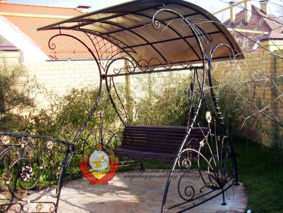 Качели с элементами ковки