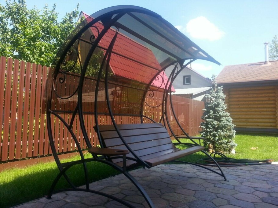 Качели с навесом из поликарбоната