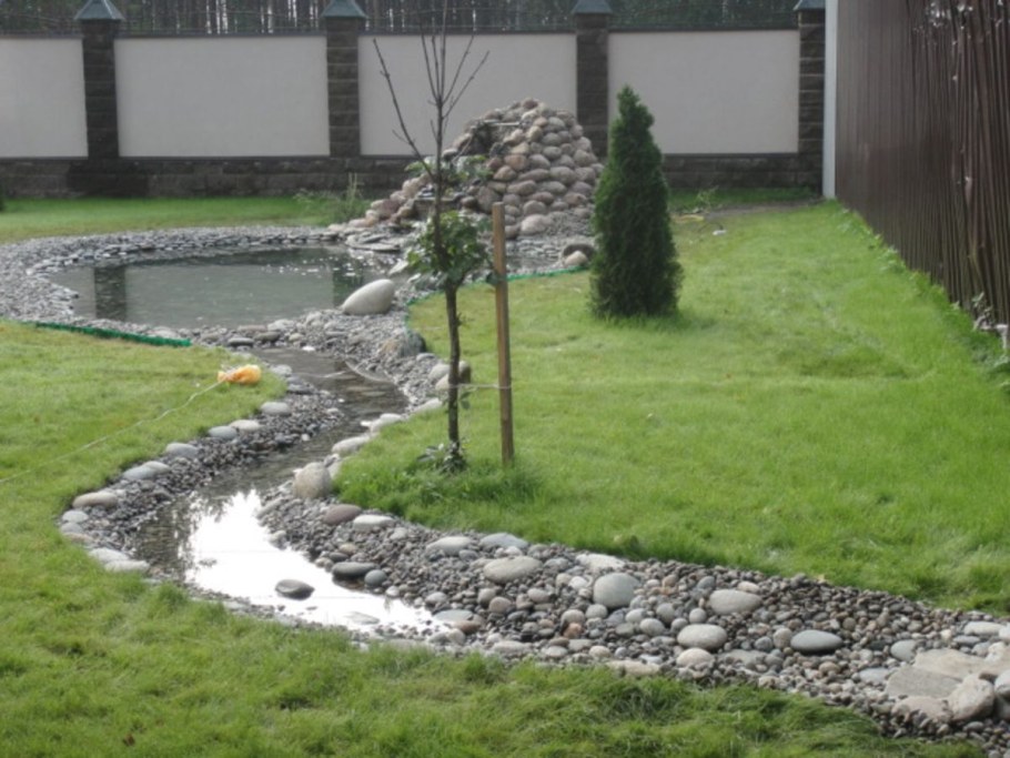Искусственный ручей на участке