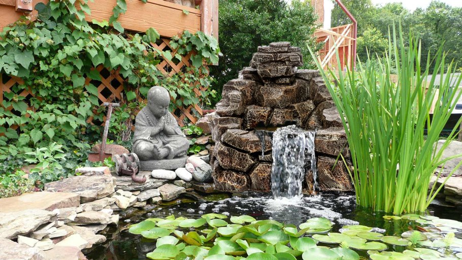 Беседка с искусственным водоемом