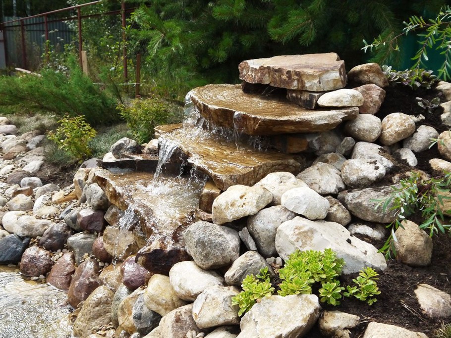 Сухой ручей с цветами