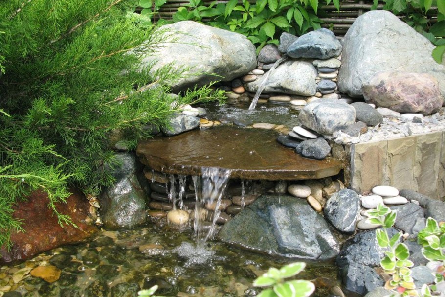 Каскад водопад на альпийской Горке