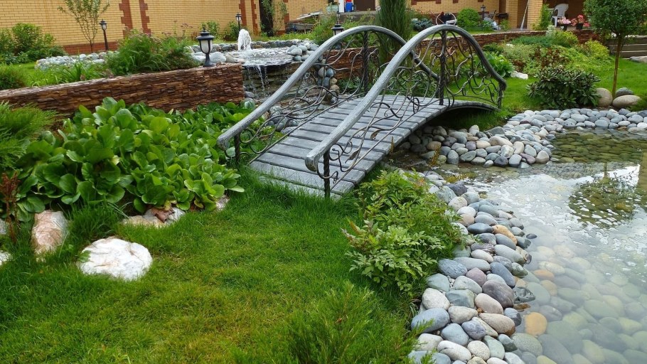 Прудик с водопадом на участке