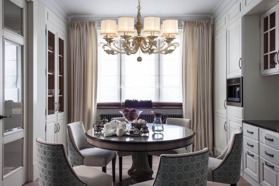 Зеркало между окнами в спальне