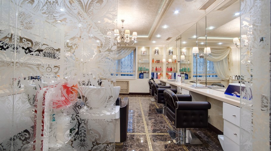 Молдинги для стен в интерьере спальни