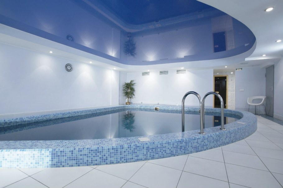 Мятные шторы в интерьере гостиной