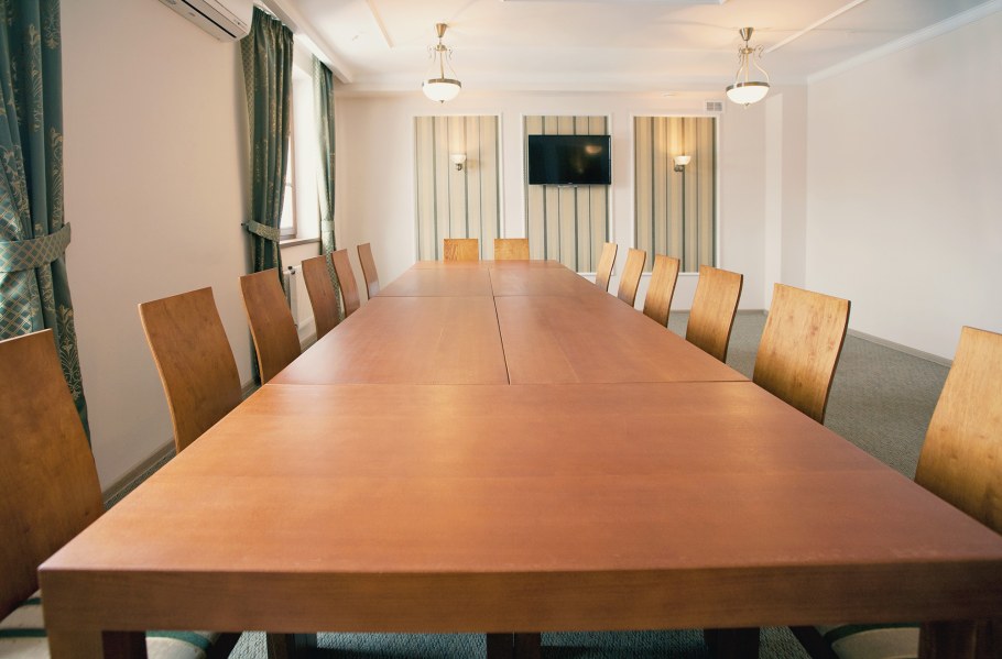 Серо бежевые стены в интерьере кухни