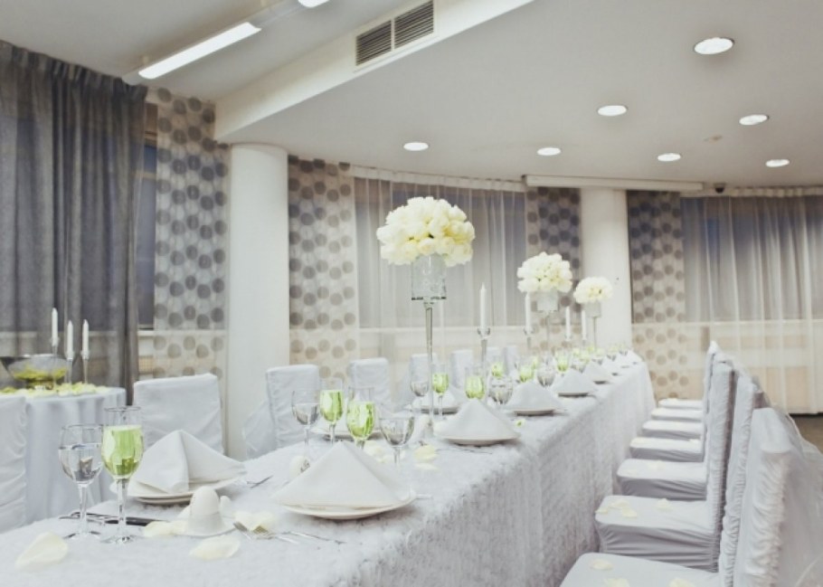 Акцентная стена возле стола на кухне