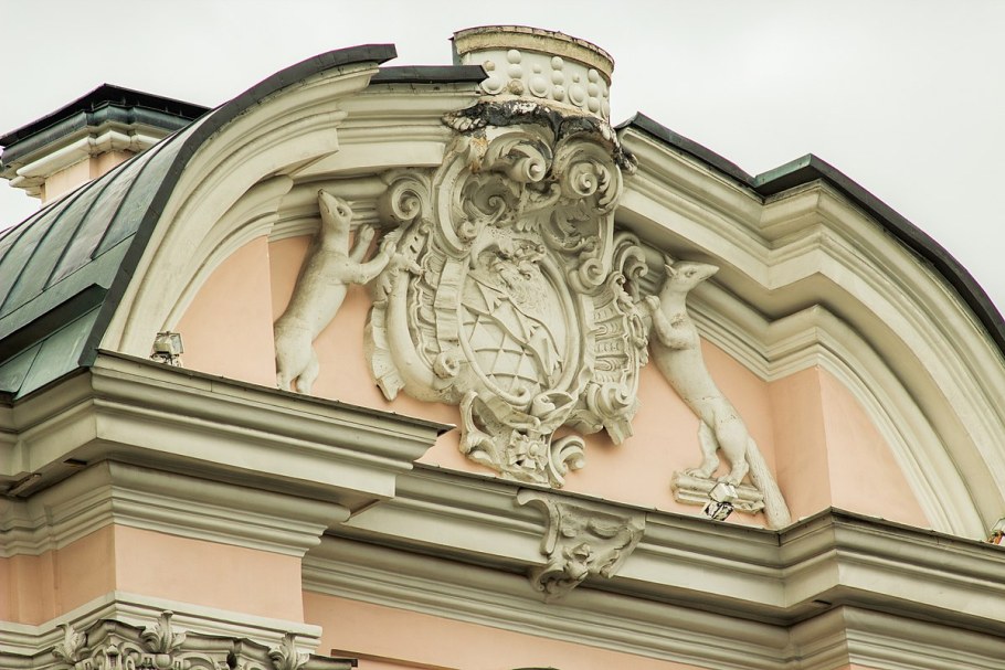 Строгановский дворец фронтон