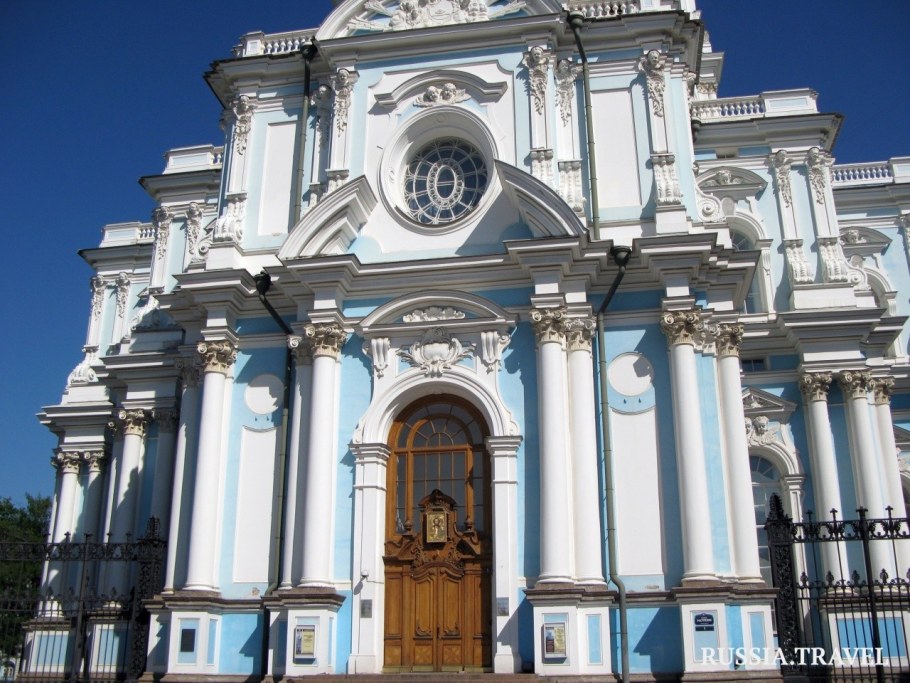 Смольный собор фронтон