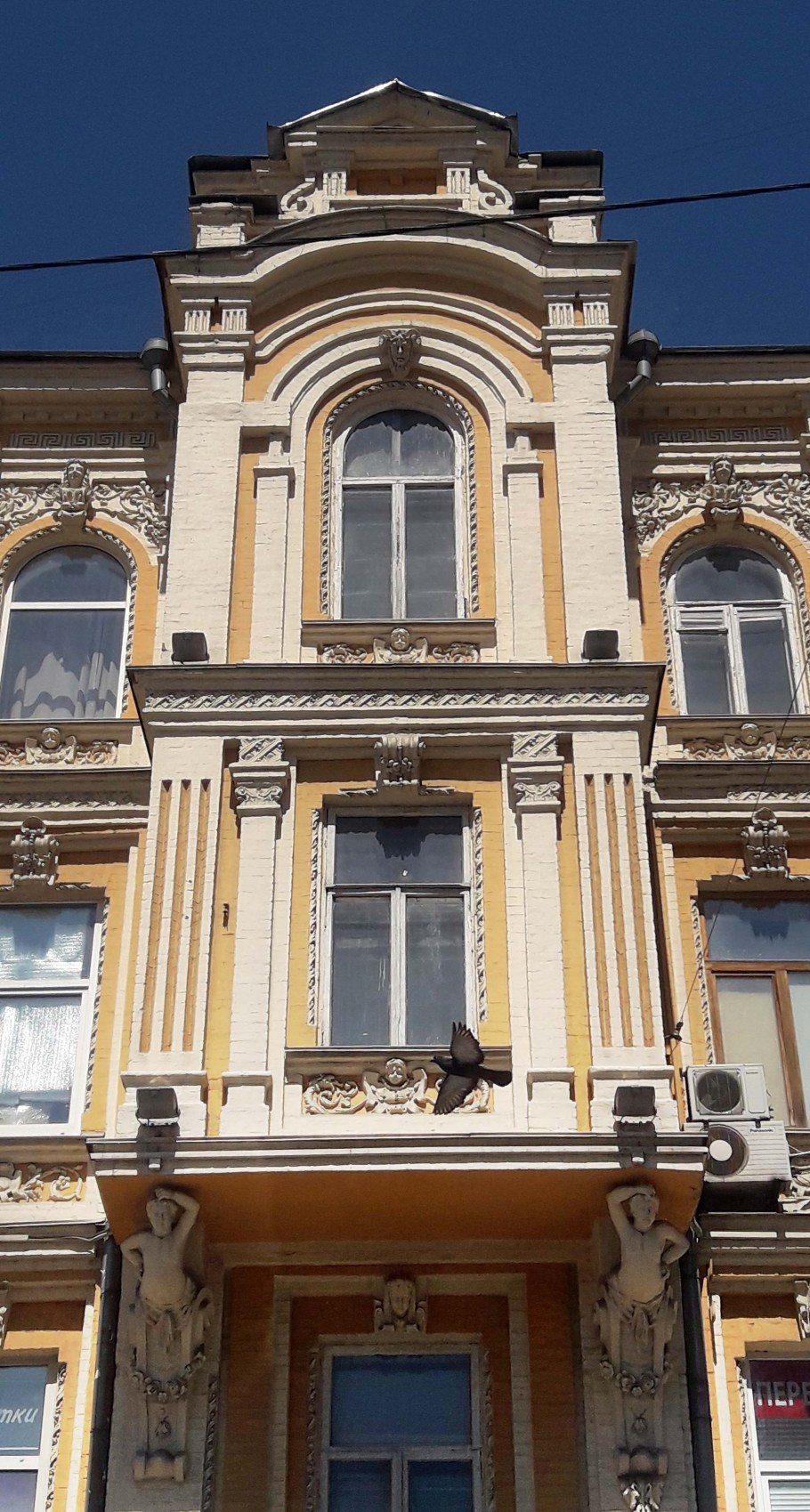 Раскрепованный фронтон