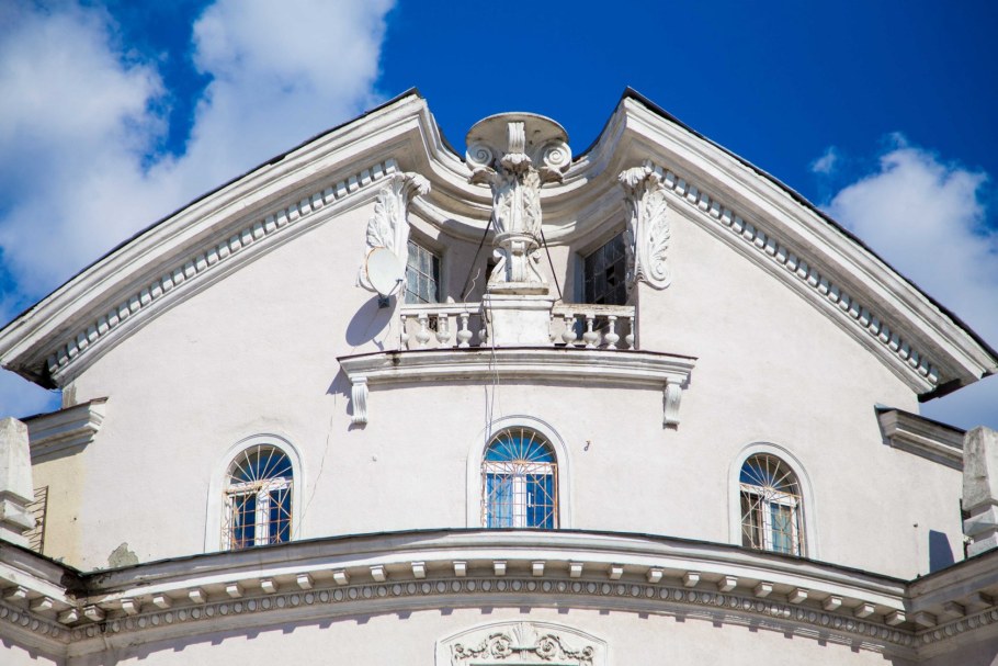 Разорванный фронтон Барокко