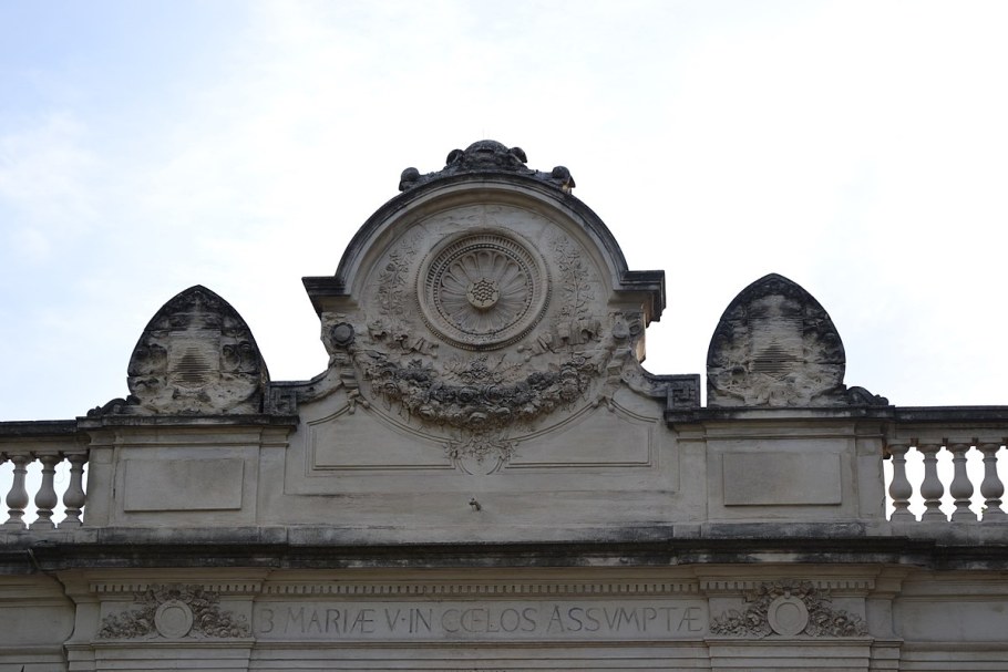 Раскрепованный фронтон