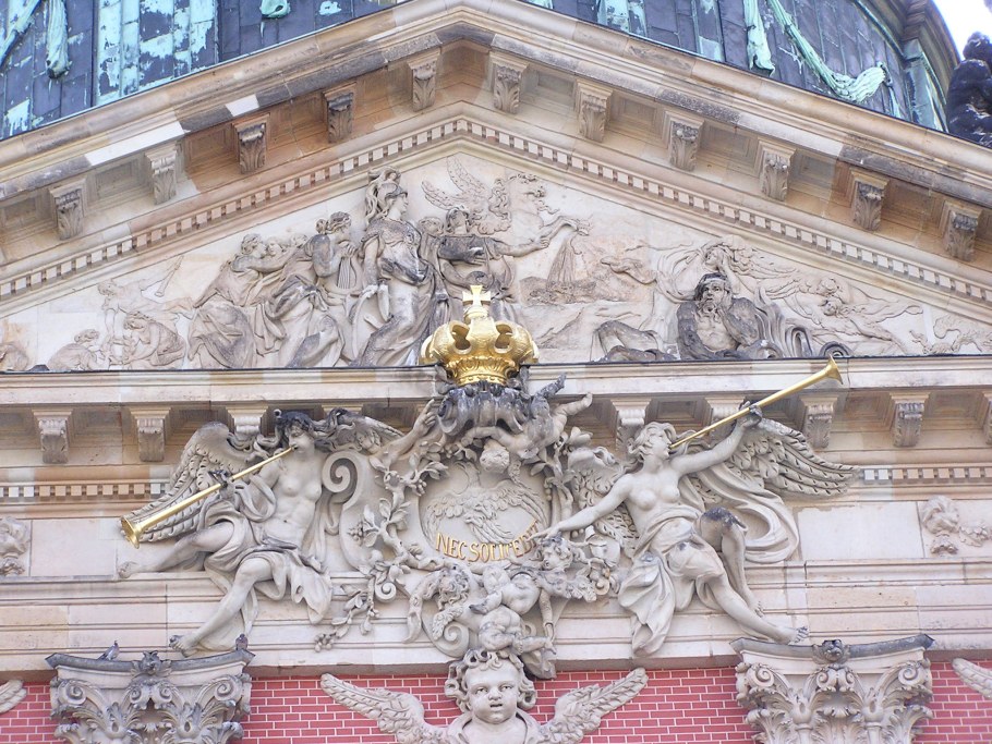 Рокайль на фронтоне