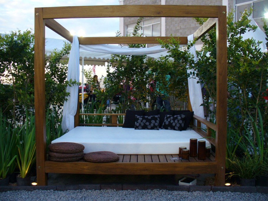 Подвесная кровать в саду