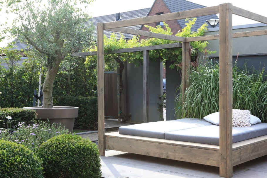 Кровать в саду