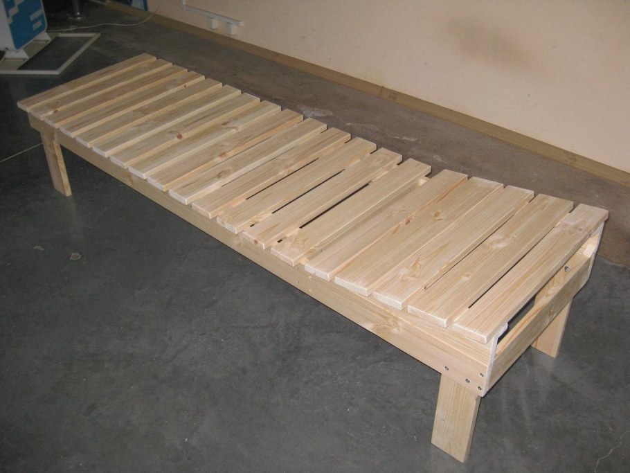 Деревянный топчан для дачи