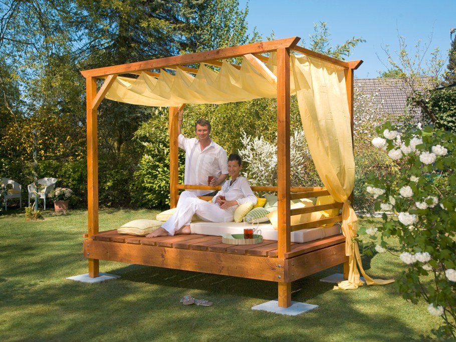 Беседка с топчаном